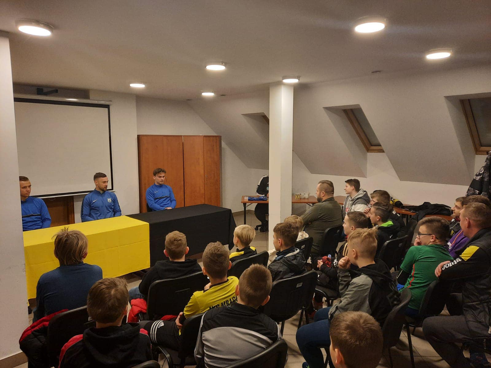 Piłkarze Stomilu spotkali się z młodymi zawodnikami Mrągowii